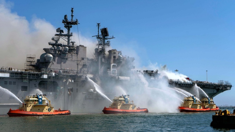 امریکی بحری جنگی بیڑے میں آگ بدستور لگی ہوئی ہے