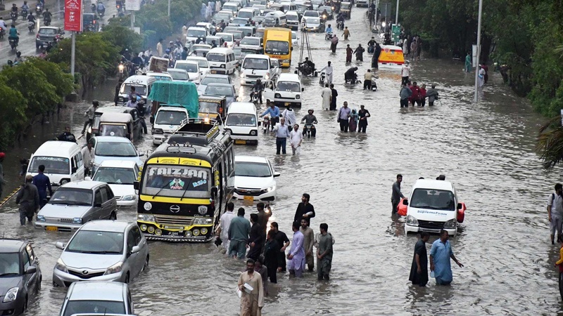 کراچی میں موسلا دھار بارش، سڑکیں اور شاہراہیں ڈوب گئیں 
