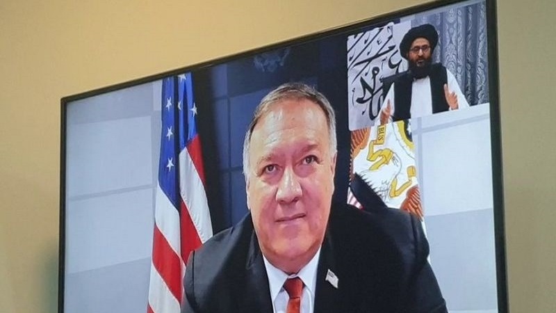 امریکی وزیر اور طالبان رہنما کی گفتگو