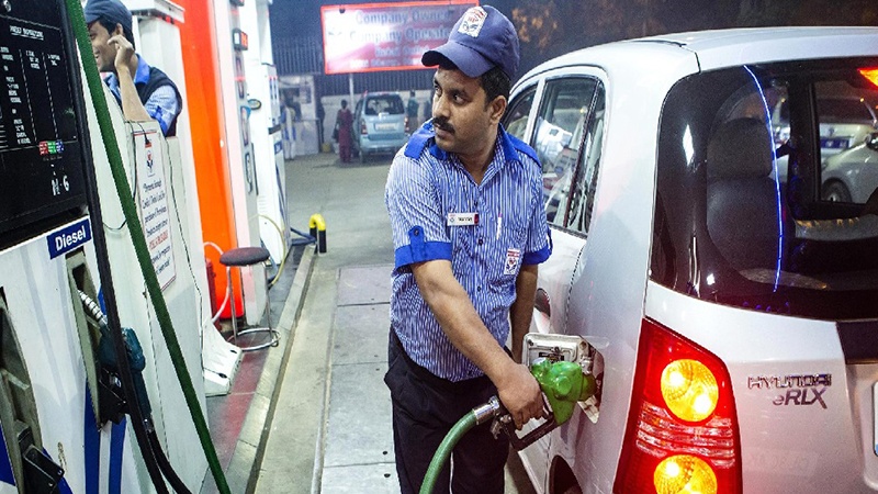 ہندوستان میں پیٹرول اور ڈیزل کی قیمتوں میں کمی 