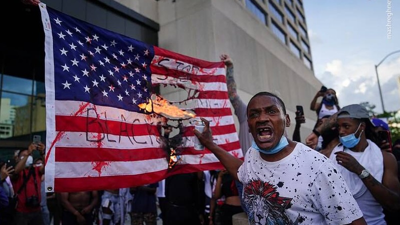 شہر پورٹلینڈ میں امریکی پرچم نذر آتش