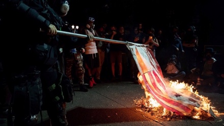 ناراض امریکیوں نے اپنا قومی پرچم پھونکا ۔ ویڈیو