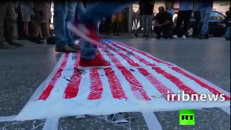 Yunanıstanda Amerika bayrağını yandırıblar + video