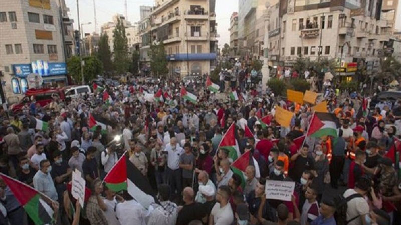 فلسطینیوں کا مظاہرہ، غداروں سے نفرت و بیزاری کا اعلان