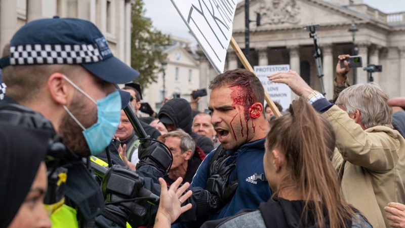 لندن میں مظاہرین کے خلاف پولیس کی پرتشدد کارروائیاں