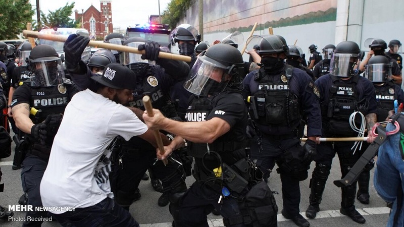 نسل پرستی کے خلاف مظاہرہ کرنے والوں پر امریکی پولیس کا تشدد 