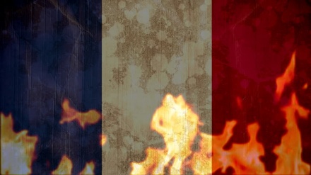 لبنانیوں نے فرانسیسی جھنڈے کو آگ لگائی