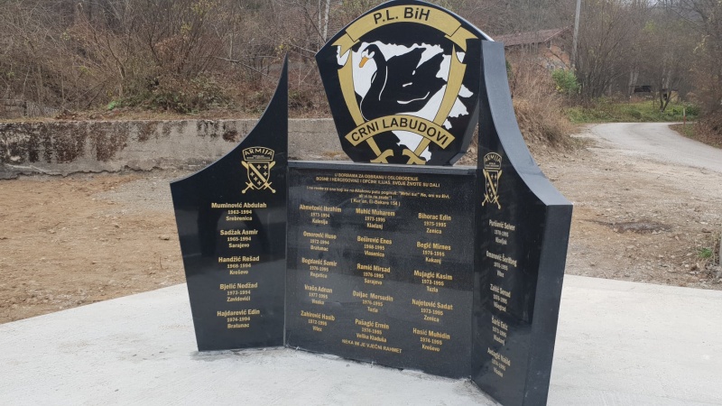 Otkriveno spomen-obilježje šehidima jedinice „Crni labudovi“ u Ljubini