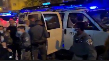 اسرائیل، مظاہرین نے پولیس کے سر پر کرسی دے ماری+ویڈیو