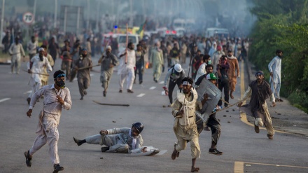 پاکستان ؛ اسلام آباد میں فرانسیسی سفارت خانے کی جانب جانے والے مظاہرین پر پولیس کی شیلنگ 