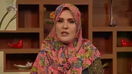 خاتوو مۆلانی پارچه هۆنراوەیەکی جوانمان بۆ دەخوێنەتەوە