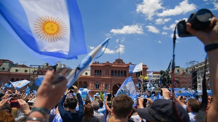 ارجینٹئنا؛ سکیورٹی فورسز غضبناک عوام کے حصار میں