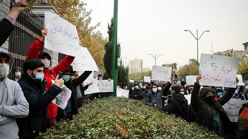İranda tələbələr və xalq parlament binası qarşısında aksiya keçirib