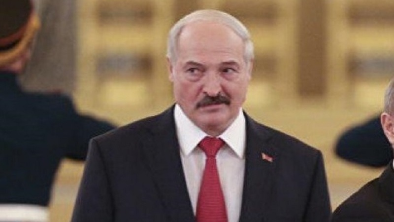 Lukaşenko onlarla Belarus hərbçisinin hərbi rütbəsini ləğv edib