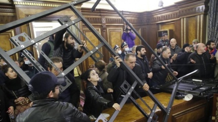 Haos u Jerevanu: Armenci razbijali po zgradi institucija, pretučen predsjednik parlamenta