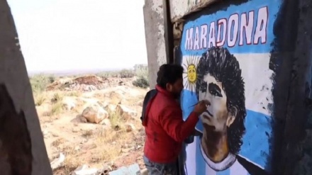 Hunermendekî Sûrî wêneyê Maradona li ser dîwarê kavilekê çê kir 