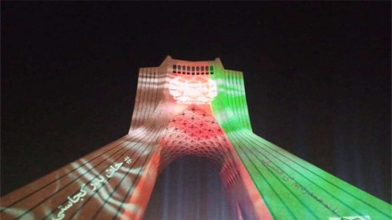 Əfqanıstan bayrağı Azadi qülləsi üzərində proyeksiya olunub