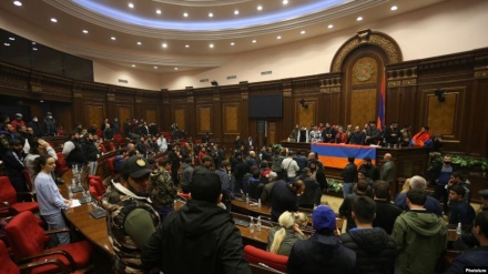 Paşinyan: ‘Əsgərin ərzağını, silahını oğurlayanlarla...’