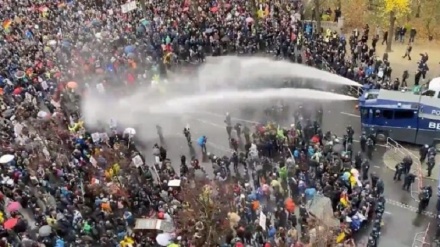 Policija vodenim topovima prekinula protest hiljada građana Njemačke