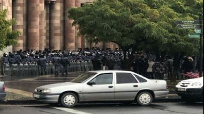 Ermənistan parlamenti önündə aksiya keçirilib