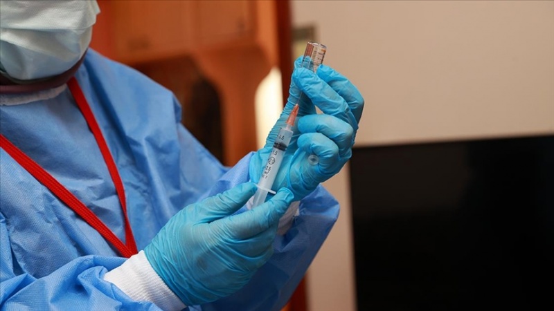 İsveçrədə koronavirus peyvəndi vurduran altı nəfər ölüb