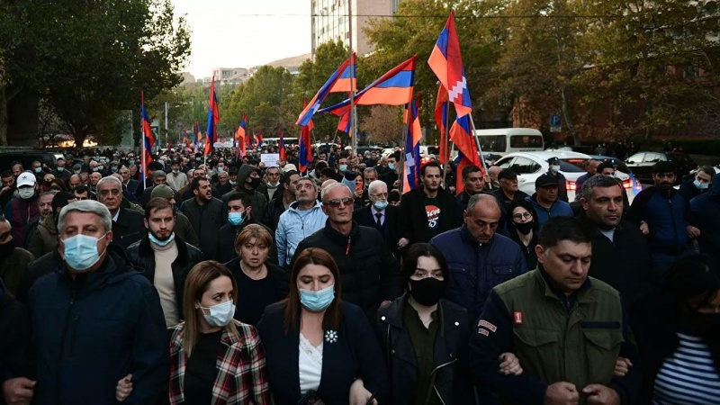 Ermənistanda müxalifət parlament qarşısında etiraz aksiyası keçirir