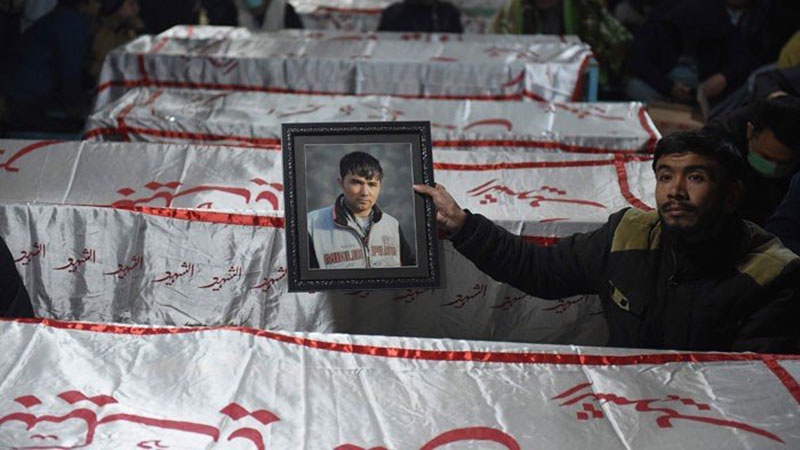 شہداء کی تدفین کیلئے پیپلزپارٹی اور مسلم لیگ کی جانب سے لواحقین کو منانے کی کوشش