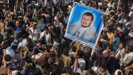 انصاراللہ کے خلاف امریکہ کے دشمنانہ اقدام کی مذمت میں یمنی عوام کے مظاہرے 