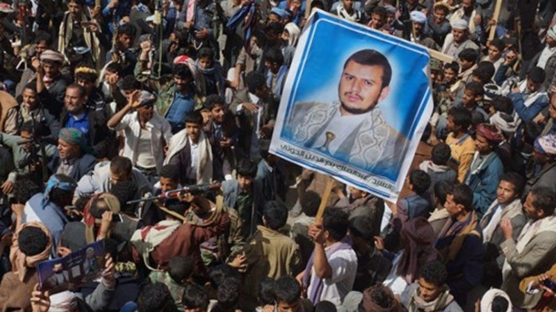 انصاراللہ کے خلاف امریکہ کے دشمنانہ اقدام کی مذمت میں یمنی عوام کے مظاہرے 