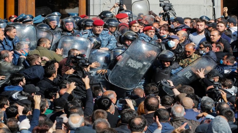 Ermənistanda polislə etirazçılar arasında toqquşma olub, saxlanılanlar var