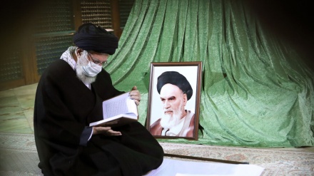 عشرہ فجر کے آغاز کی مناسبت سے رہبر انقلاب اسلامی کی حضرت امام خمینی (رح) کے مزار پر حاضری 