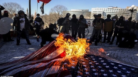 بائیڈن کی حلف برداری کے بعد امریکی شہروں میں تشدد، قومی پرچم نذر آتش