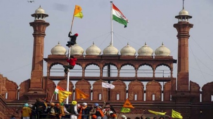 ہندوستان، کسان رہنما نے لال قلعہ پر جھنڈا لہرانے کی تحقیقات کا مطالبہ کیا