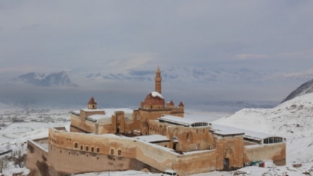 Dîmeneke zivistanê ji Qesra Îshaq Paşa li Bazîda Agiriyê  / Berf bû xêliya dîrokê