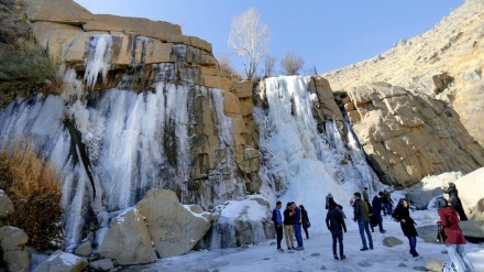 ہمدان کا گنجنامہ آبشار منجمد 