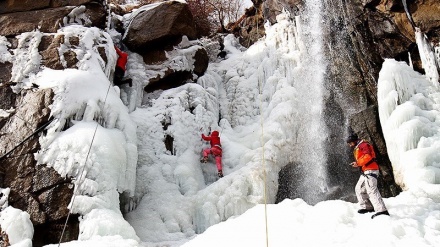 گنجنامہ آبشار میں جمی برف پر چڑھنے کے مقابلے