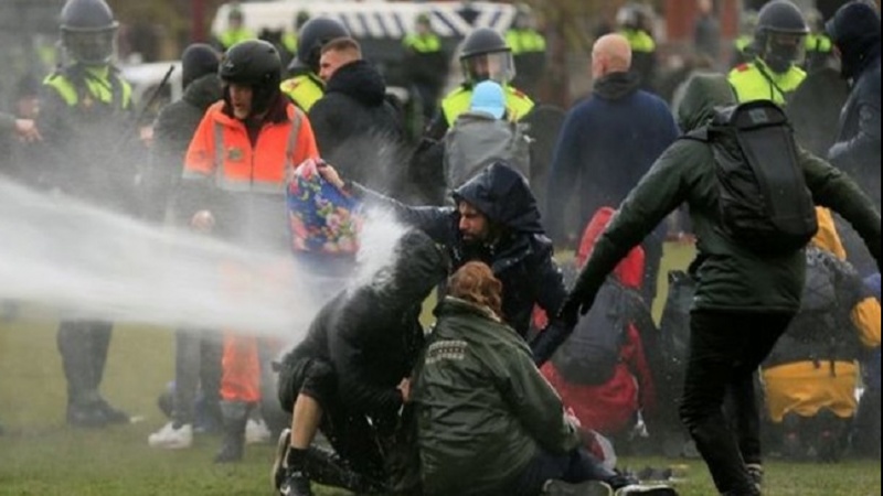 Niderlandda karantin etirazçılarına qarşı sərt basqın