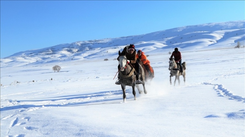 Li Mûşê gundî li ser berfê amadehiya pêşbaziya hespan dikin