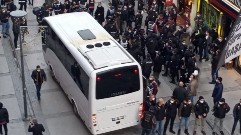 Li Îzmirê polîsan êrîşî çalakiya piştevaniya xwendekarên Bogazîçiyê kir