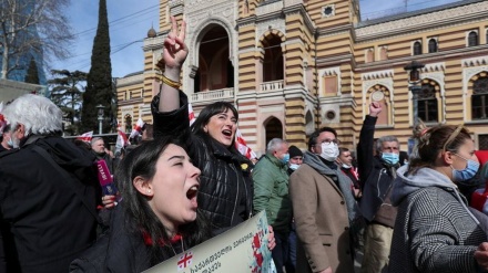 Gürcülər  müxalifət liderinin həbsinə etiraz ediblər
