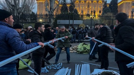 Ermənistan müxalifəti bu ölkə parlamentinin önündə piket keçirir