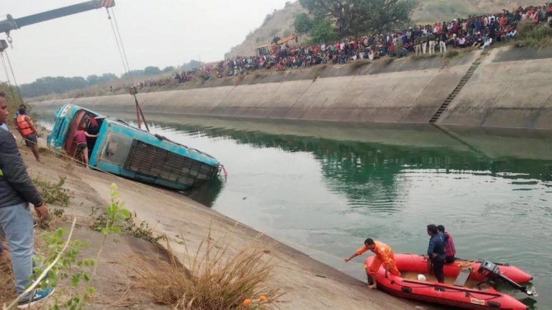 Hindistanda avtobus su kanalına çırpılması nəticəsində 39 nəfər ölüb 