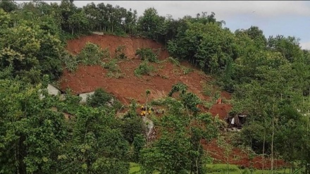 انڈونیشیا، لینڈ سلائیڈنگ میں دسیوں افراد کی ہلاکت کا خدشہ