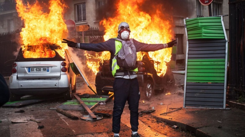 Fransada polis maşınına “Molotov kokteyli” atdılar