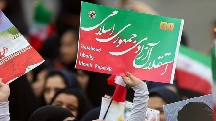 جشن انقلاب کے موقع پر ایرانی قوم سڑکوں پر