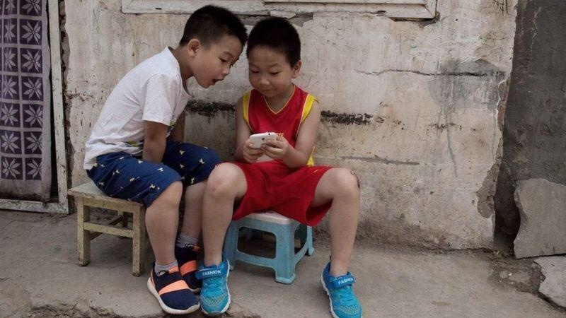 Çin məktəblərində mobil telefon qadağası