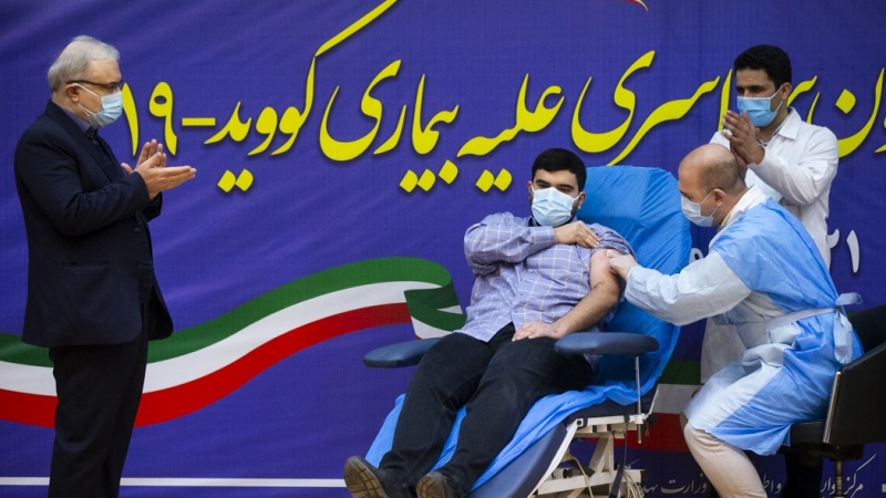 ایران کے وزیر صحت نے اپنے بیٹے کو کورونا ویکسین دی، صدر روحانی نے سراہا