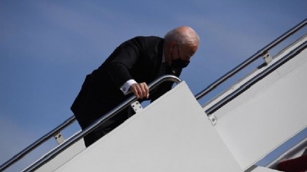 Biden tri puta pao na stepenicama aviona