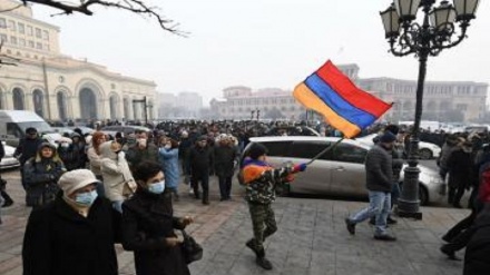 Ermənistan müxalifəti hərbi vəziyyət rejiminin ləğvini tələb edir