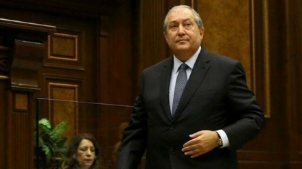 Ermənistan prezidenti ikinci pasportunu gizlətməkdə qınanılır 